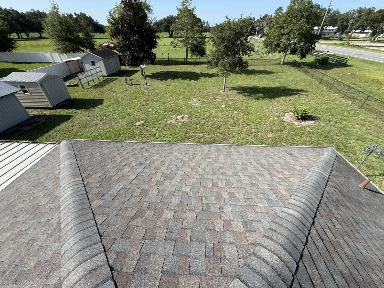 Finished architectural shingle roof with hip ridge caps in Central Florida